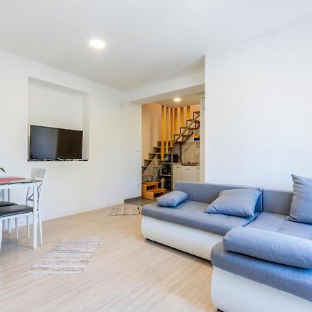 Gorgeous Apartment In Omis With Kitchen מראה חיצוני תמונה