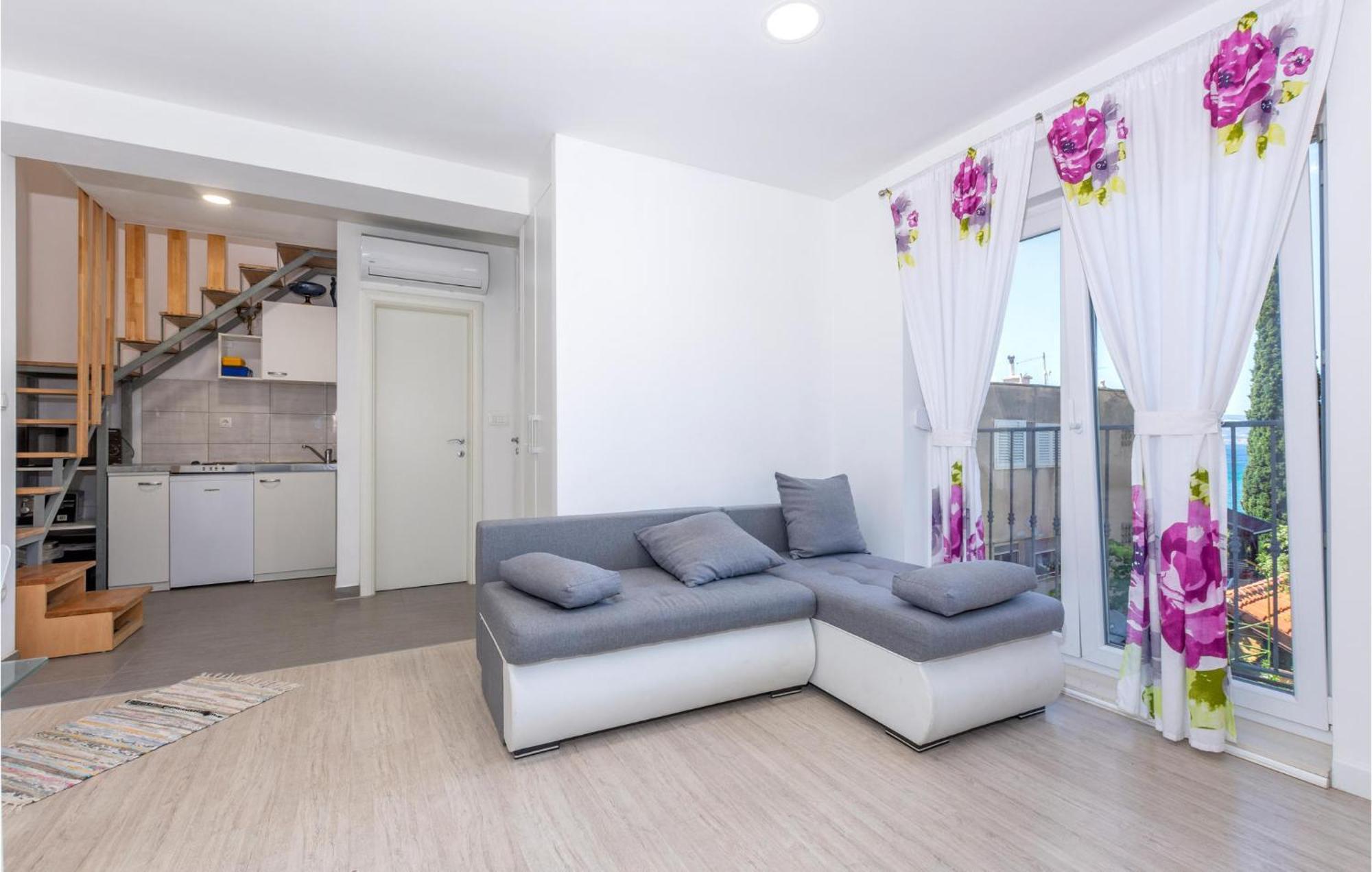Gorgeous Apartment In Omis With Kitchen מראה חיצוני תמונה